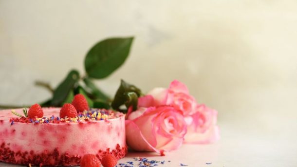 Sending Cake and Flowers Online: What Makes it a Good Choice?